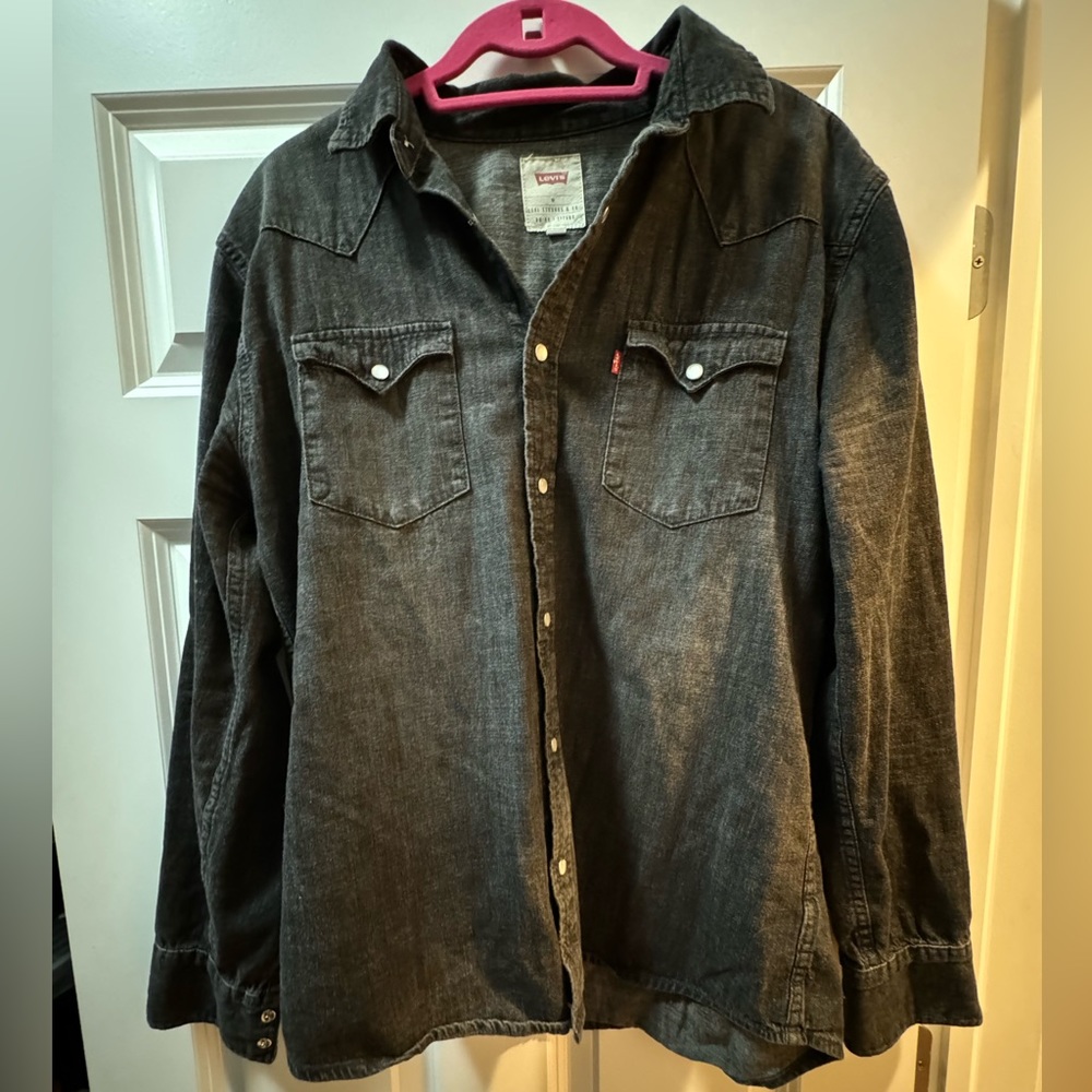 Men’s Levi’s button down casual shirt
